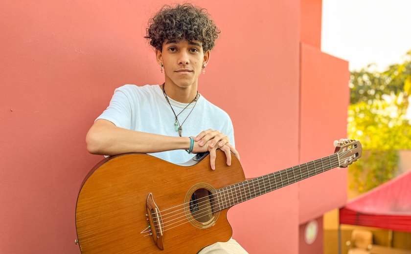 Adolescente convocado do Fábrica de Artistas compõe canções para namorada