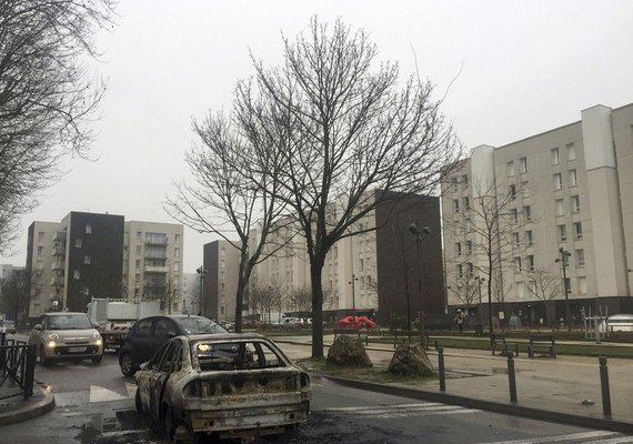 Cidade protesta contra suposto caso de estupro de jovem por policial
