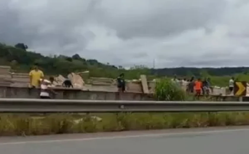 Caminhão tomba na BR-101 e carga é saqueada