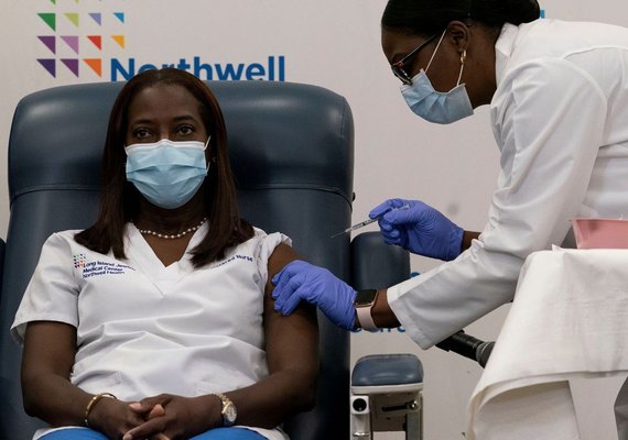 Enfermeira é primeira a ser vacinada contra Covid-19 nos Estados Unidos