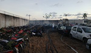 Incêndio de grandes proporções atinge pátio de veículos em Rio Largo