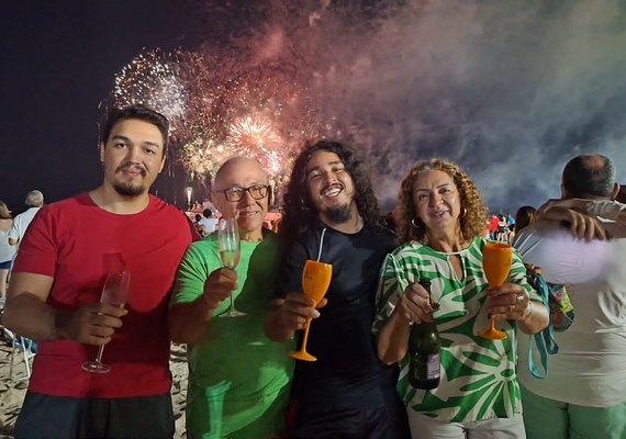 Multidão lota orla de Maceió para receber 2024