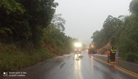 Trechos da BR-104 são interditados parcialmente após deslizamentos de terra e queda de árvores