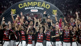 Flamengo segue líder e Corinthians sobe para segundo