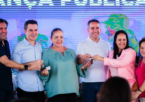 Paulo Dantas entrega Cisp e 250 casas em Santana do Ipanema ao lado de ministro