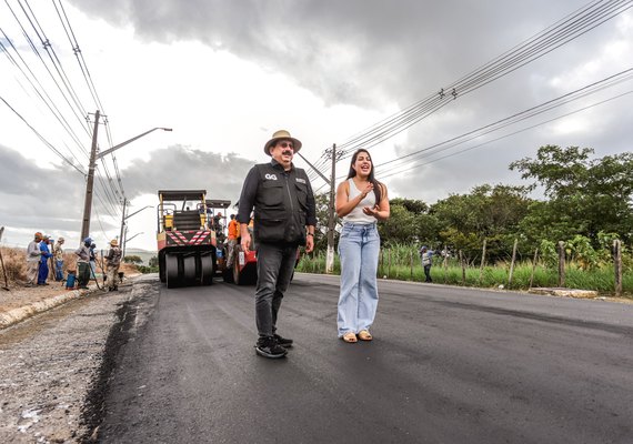 Gilberto Gonçalves e Gabi Gonçalves fiscalizam pavimentação asfáltica de avenida em Rio Largo