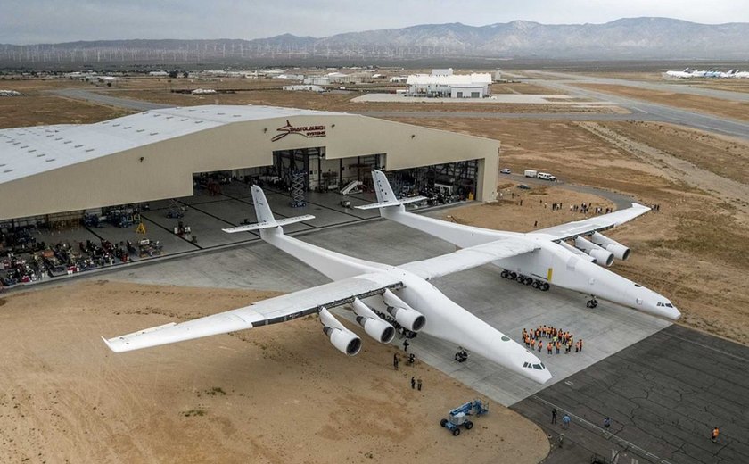 Maior avião já construído pelo homem sai de hangar nos Estados Unidos