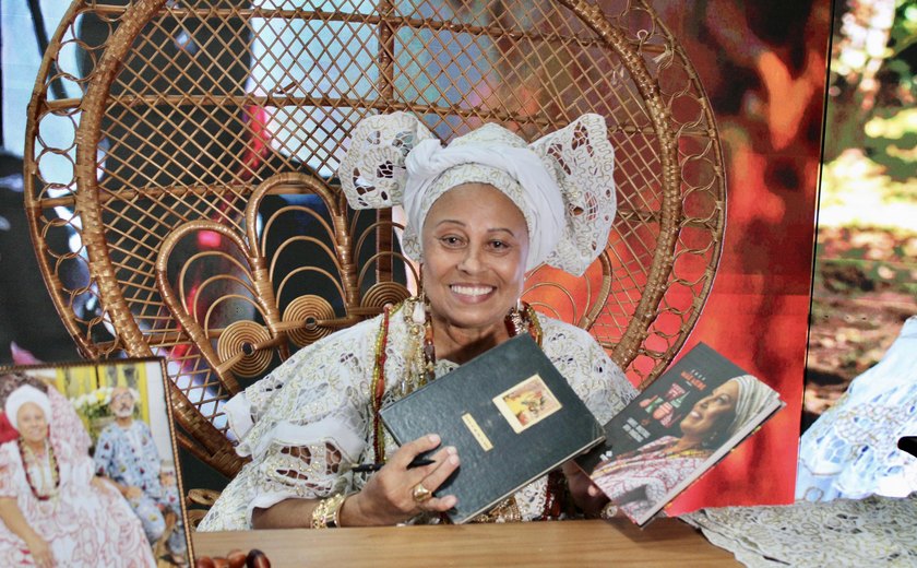 Mãe Neide Oyá d’Oxum celebra mais um livro lançado pela Imprensa Oficial