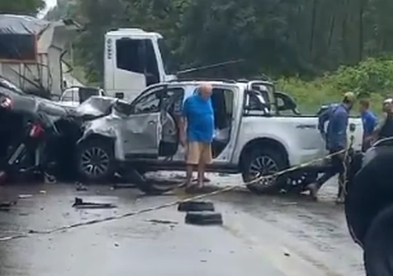 Acidente entre caminhonete e carro de passeio  deixa uma pessoa morta na BR-316, em Atalaia