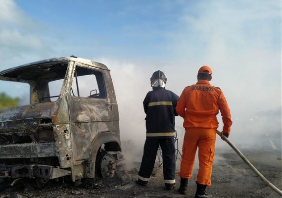 Caminhão que transportava materiais de alumínio pega fogo em Feliz Deserto