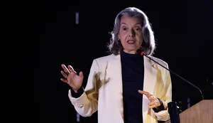 Carmén Lúcia: 'ditadura é como erva daninha que precisa ser cortada'