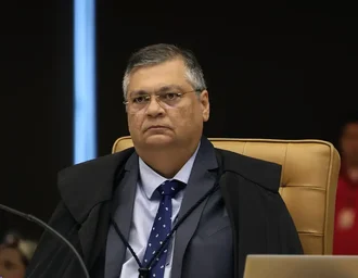 Flávio Dino pede que Câmara explique viagem de Mário Frias ao exterior