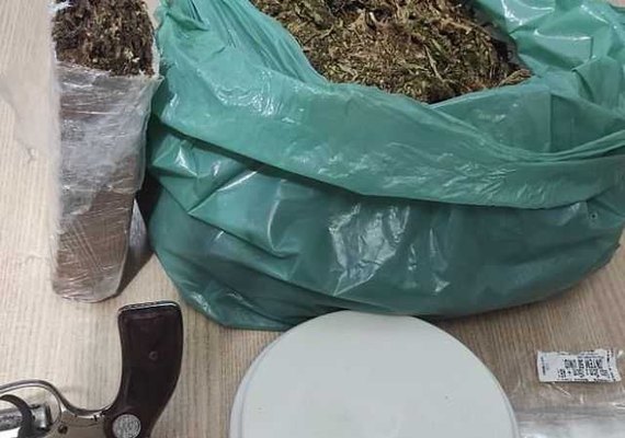 Casal é preso com mais de 5 kg de drogas no Benedito Bentes