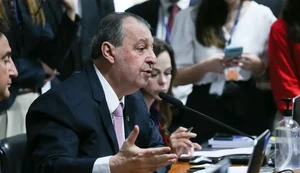 Relator da CCJ do Senado vota a favor da PEC do fim da escala 6x1