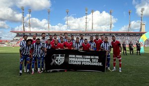 Jogadores do CRB e CSA prestam homenagem a supervisor morto antes do clássico em Maceió