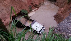 Quatro pessoas morrem após queda de caminhão em cratera em Minas Gerais