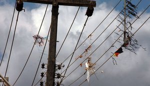 Pipas perto da rede elétrica podem causar acidentes graves e prejudicar a população