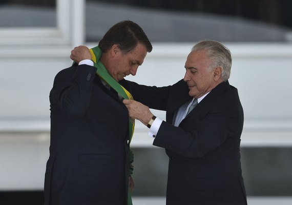 Após receber faixa de Temer, Bolsonaro defende fim de corrupção e de vantagens