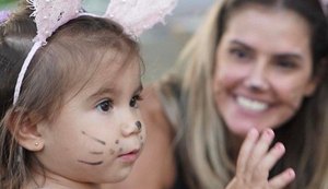 Deborah Secco e a filha Maria Flor viram coelhinhas para comemorar a Páscoa