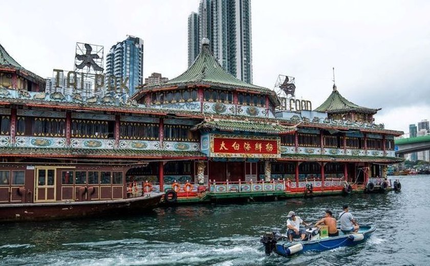 Restaurante flutuante de Hong Kong afunda durante transporte