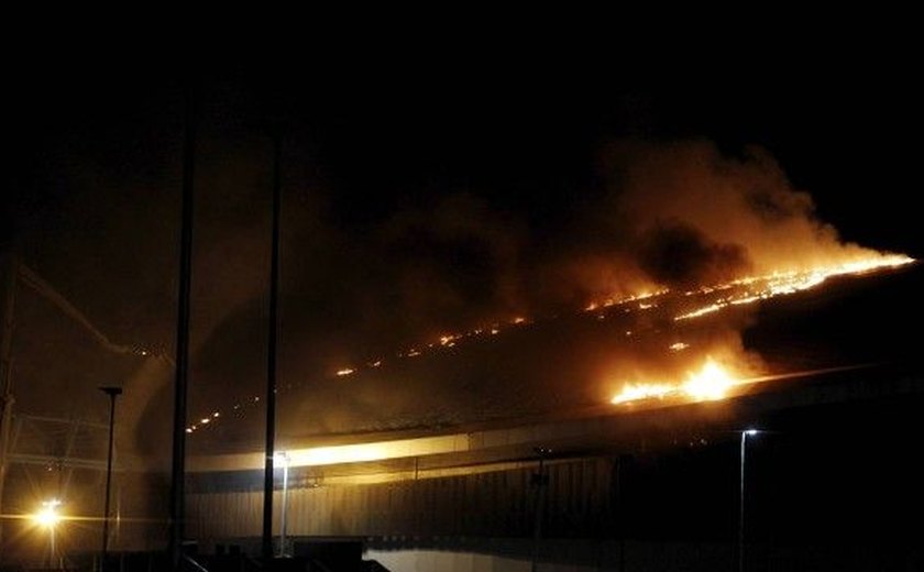 Incêndio atinge o Velódromo do Parque Olímpico; ministro culpa balão