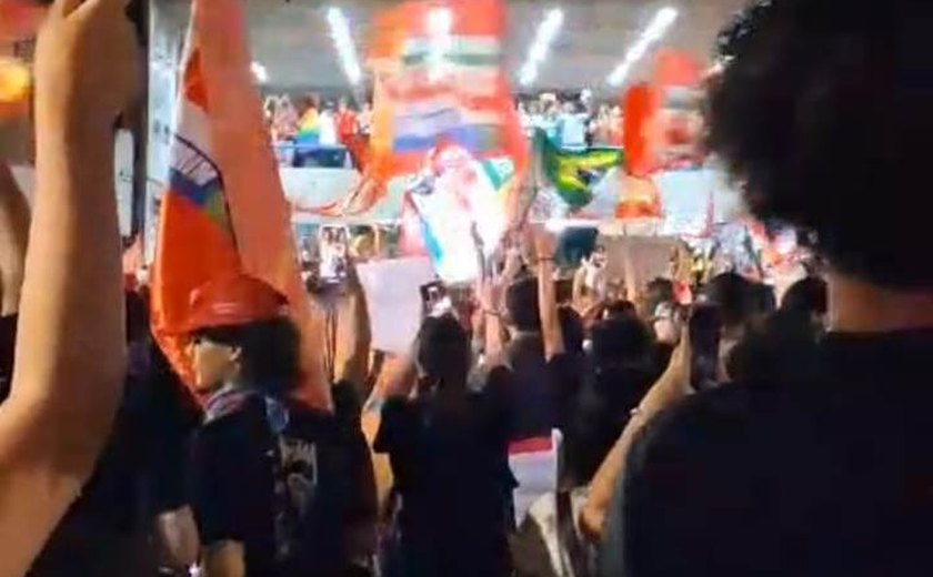 Vídeo: estudantes fazem atos pelo país em apoio a Lula; em Maceió, apoiadores vão da Ufal ao Village