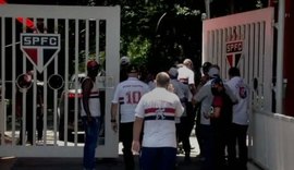 Torcedores do São Paulo vão ao CT e conversam com comissão técnica e jogadores