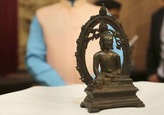 57 anos após roubo, polícia britânica devolve estátua de Buda à Índia