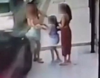 Motorista perde o controle durante manobra e atropela mulher que segurava criança em Maceió