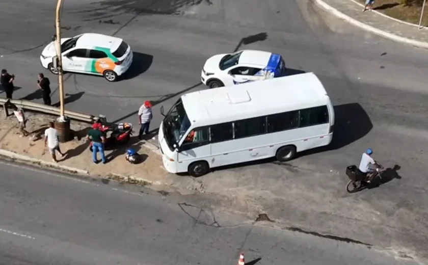 Acidente entre moto e micro-ônibus deixa mulher ferida em Arapiraca