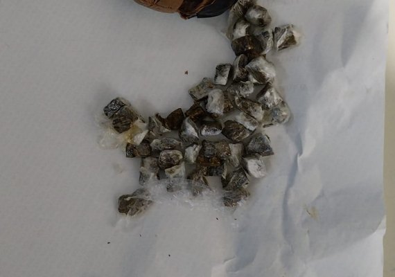 Mulher é presa tentando entrar em presídio com drogas no ânus