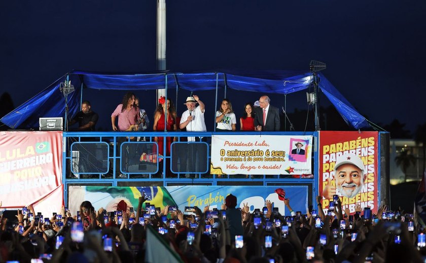 'Ato vergonhoso', diz Lula sobre fuga de Flávio Bolsonaro