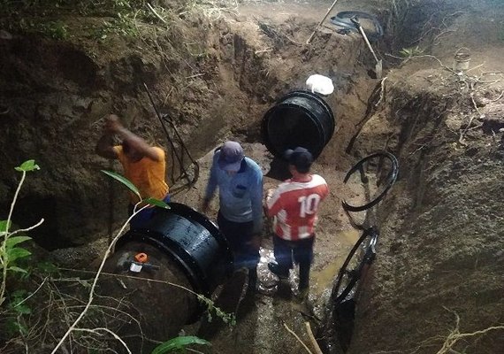 Profissionais da Casal trabalham para consertar adutora na Bacia Leiteira