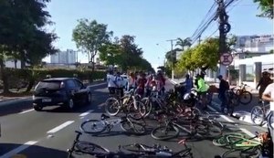 Ciclistas bloqueiam faixas na Avenida Fernandes Lima para cobrar segurança