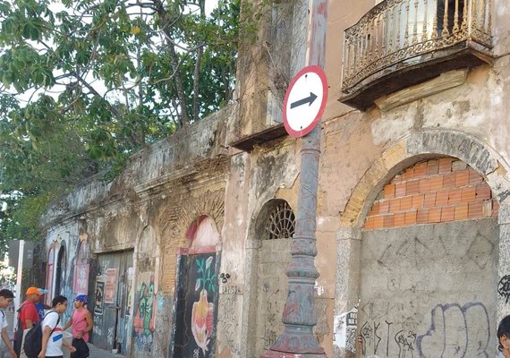 Sacada de prédio antigo desaba após crianças subirem na estrutura no Jaraguá