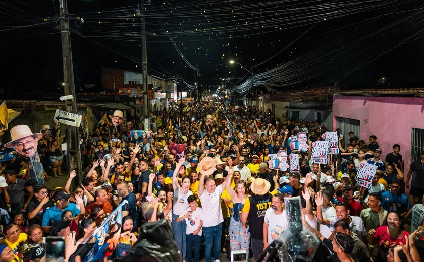 Debaixo de forte chuva, multidão acompanha Renan Filho em caminhada histórica em Rio Largo