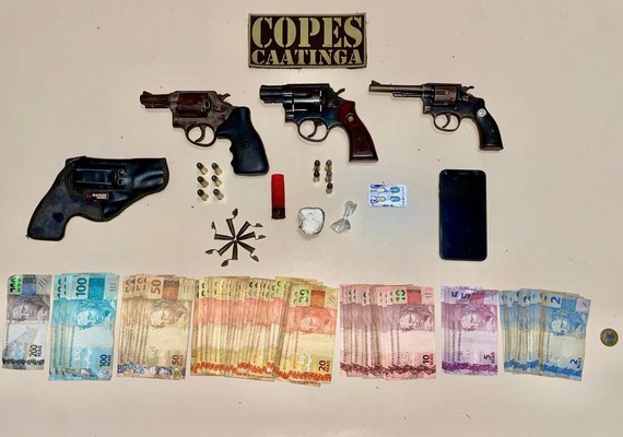 PM apreende quantia em dinheiro, cocaína e três armas de fogo em ação no Sertão