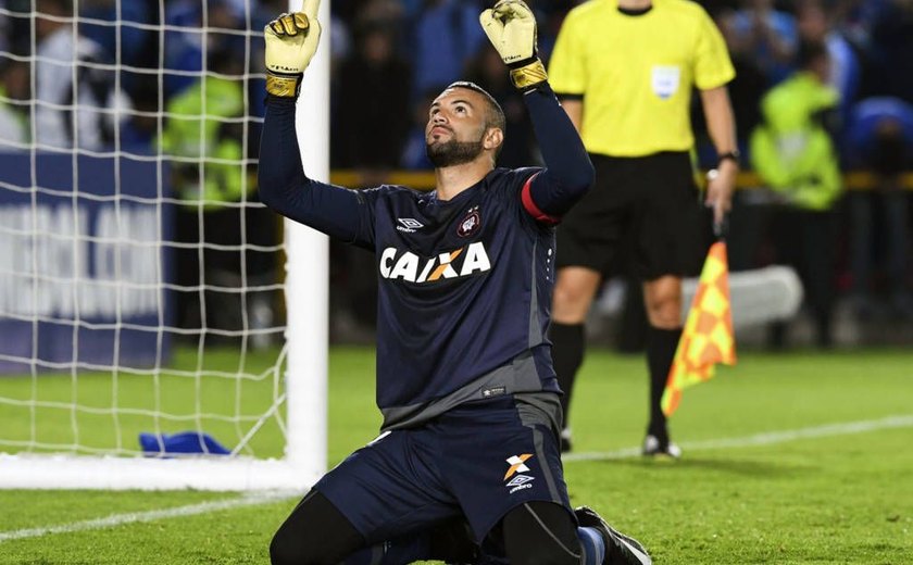 Nos pênaltis, Atlético-PR elimina Millonarios e segue na Libertadores