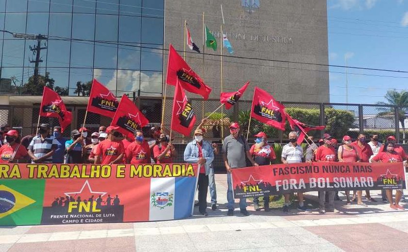 Representantes do FNL protestam em frente ao Tribunal de Justiça de Alagoas