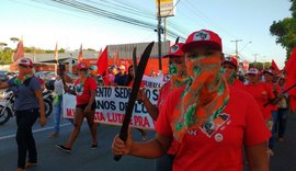 Mulheres sem-terra fazem protesto pela principal avenida de Maceió