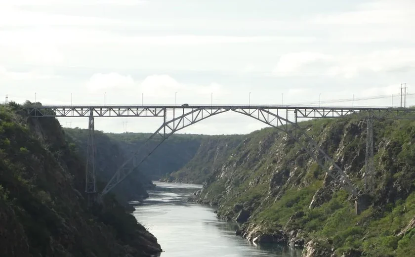 Corpo de idoso é resgatado na ponte da divisa entre Alagoas e Bahia, na cidade de Delmiro Gouveia