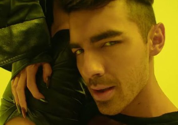 Joe Jonas conta como foi sua 1ª vez e fala de 'incidente sexual' em novo clipe