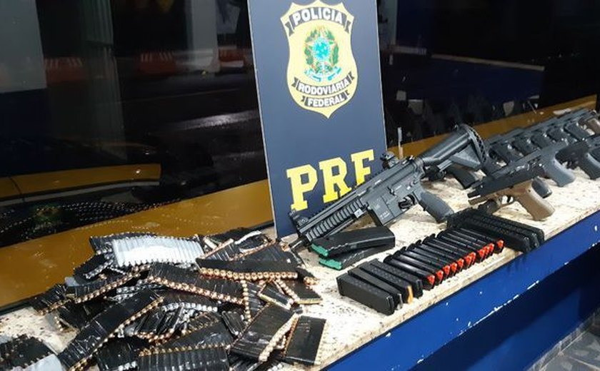 PRF apreende fuzil, pistolas e munições escondidas em carro de passeio