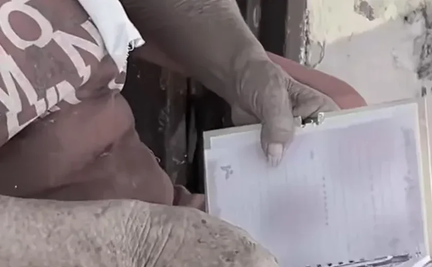 Vovó do tráfico é presa com 100 sacolés de crack, cocaína e maconha