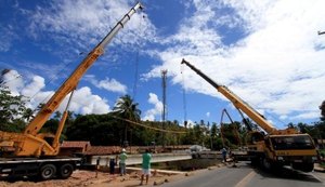 Nova ponte sobre o rio Jacarecica recebe vigas de sustentação