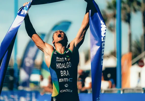 Miguel Hidalgo conquista vitória histórica na elite do triatlo mundial
