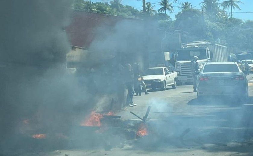Manifestantes bloqueiam trânsito na AL-101 Norte por mais segurança
