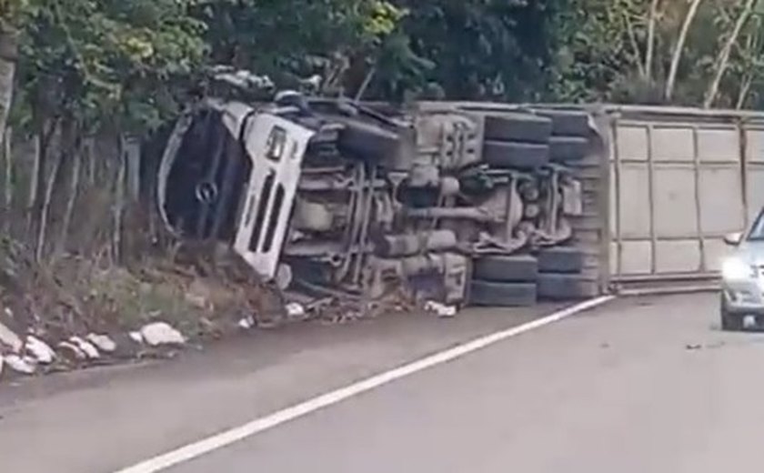 Caminhão-cegonha tomba na BR-316 e bloquei parte do trânsito na regiãode Satuba