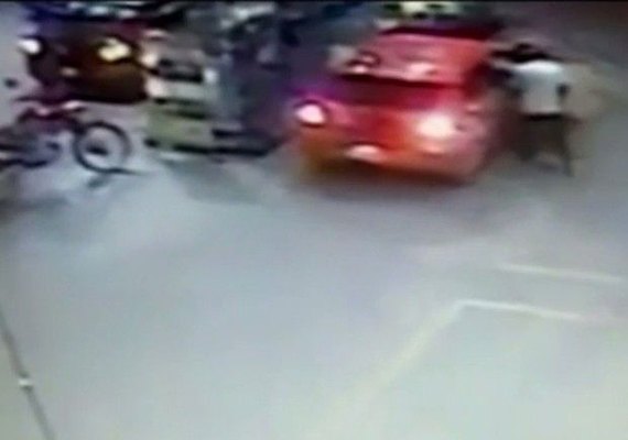 Mulher é morta a facadas dentro de carro no interior de Goiás