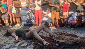 Performance cancelada pelo Governo do Rio de Janeiro é realizada no meio de rua